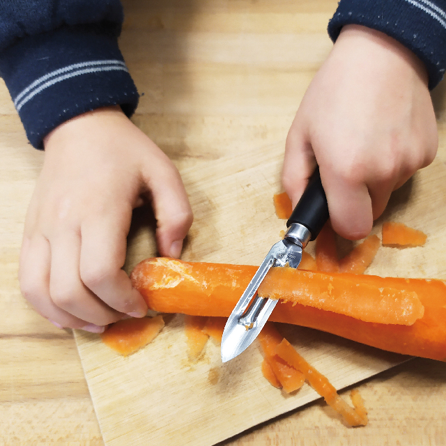 éplucher une carotte